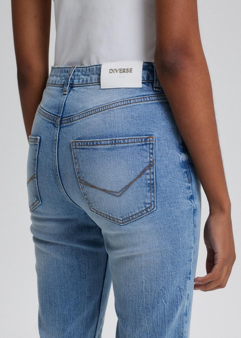 Jeansy damskie typu girlfriend z regularnym stanem - Diverse